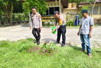 POLSEK TENAYAN RAYA GELAR AKSI PENANAMAN POHON DI TAMAN REKREASI ALAM MAYANG