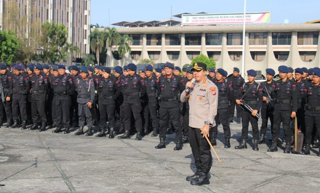 APEL KESIAPAN PENGAMANAN AKSI UNJUK RASA AMMP DIGELAR DI KANTOR GUBERNUR RIAU  Pekanbaru – Rabu, 18 Juni 2025 Sebagai bentuk kesiapan dalam menjaga ketertiban dan keamanan menjelang kegiatan aksi unjuk rasa dari Aliansi Mahasiswa dan Masyarakat Pelalawan (AMMP), Kepolisian Resor Kota (Polresta) Pekanbaru menggelar Apel Kesiapan Pengamanan di halaman Kantor Gubernur Riau, Rabu pagi (18/6).  Apel dimulai pukul 08.00 WIB dan dipimpin langsung oleh Kapolresta Pekanbaru Kombes Pol Jeki Rahmat Mustika, S.I.K.. Kegiatan ini merupakan bagian dari langkah preventif kepolisian dalam menjamin kelancaran jalannya aksi dengan tetap mengedepankan pendekatan humanis serta profesionalisme aparat.  Sebanyak 1.670 personel dikerahkan dalam kegiatan pengamanan tersebut, yang terdiri dari personel gabungan Polresta Pekanbaru, Polda Riau, Polres jajaran, serta instansi pendukung dari unsur TNI dan pemerintah daerah.  Rincian kekuatan personel adalah sebagai berikut:  Polresta Pekanbaru: 488 personel, meliputi unsur satuan fungsi, polsek urban dan rural.  Polda Riau: 560 personel dari berbagai direktorat dan satuan Brimob.  Polres jajaran: 330 personel bantuan dari Polres Pelalawan, Dumai, Kampar, dan Siak.  Stakeholder terkait: 292 personel gabungan dari Kodim 0301/PBR, Dishub, Satpol PP, Dinkes, dan Damkar Kota Pekanbaru.   Kapolresta Pekanbaru dalam amanatnya menekankan pentingnya sinergi dan soliditas dalam bertugas, serta mengingatkan seluruh personel untuk mengedepankan pendekatan persuasif dan tidak terpancing provokasi selama berlangsungnya aksi unjuk rasa.  Hingga pukul 08.20 WIB, seluruh rangkaian apel selesai dilaksanakan dalam suasana tertib dan kondusif. Kegiatan ini menunjukkan keseriusan Polresta Pekanbaru dan jajaran dalam menjaga stabilitas keamanan di wilayah Kota Pekanbaru, khususnya menjelang pelaksanaan aksi unjuk rasa dari AMMP.