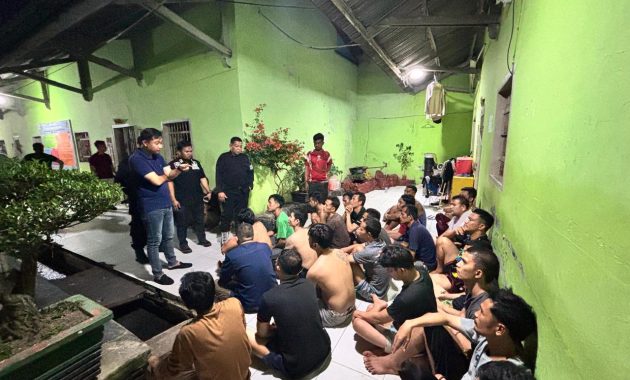 Wujudkan Lapas Yang Bebas Halinar, Lapas Pekanbaru Kembali Gelar Razia Gabungan dan Tes Urin Kepada Warga Binaan