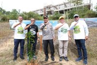 Kapolda Riau Hadiri ‘Green Action’ Penanaman 300 Pohon di Kampus Unilak  Pekanbaru