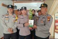 Polsek Pekanbaru Kota Beri Bibit Pohon untuk Anggota yang Berulang Tahun, Wujudkan Kepedulian Lingkungan