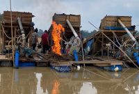 Polsek Cerenti Tindak Tegas Aktivitas PETI di Sungai Batang Kuantan, Tiga Rakit Dimusnahkan