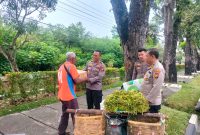 PEDULI WARGA, POLSEK BUKIT RAYA BAGIKAN SEMBAKO KEPADA PEDAGANG KECIL