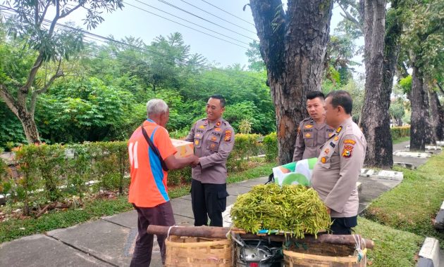PEDULI WARGA, POLSEK BUKIT RAYA BAGIKAN SEMBAKO KEPADA PEDAGANG KECIL