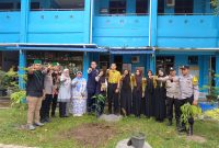 Sosialisasi Green Policing Polda Riau di SMAN 8 Pekanbaru, Bhabinkamtibmas Polsek Limapuluh Ajak Generasi Z Peduli Lingkungan