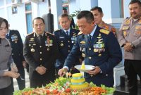Polda Riau dan Polresta Pekanbaru Beri Kejutan untuk Lanud Roesmin Nurjadin di Hari Ulang Tahun TNI ke-80*