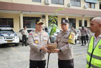 Kapolresta Pekanbaru Pimpin Upacara Korp Raport Kenaikan Pangkat dan Penyerahan Penghargaan kepada Personel serta Pos Satkamling