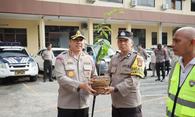 Kapolresta Pekanbaru Pimpin Upacara Korp Raport Kenaikan Pangkat dan Penyerahan Penghargaan kepada Personel serta Pos Satkamling