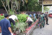 *Kapolda Riau Pimpin Gotong Royong Massal di Taman Labuai, Polresta Pekanbaru Perkuat Sinergi Jaga Lingkungan Kota*