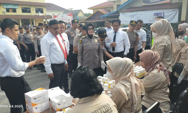 *Dukung Program Nasional Pemberantasan Narkoba, Polresta Pekanbaru Laksanakan Tes Urine terhadap 101 Personel*