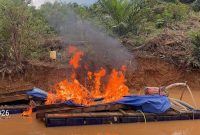 Mak Oi ! Menyalaa Bonar ! Polsek Benai Bakar Tiga Rakit PETI, Asok Mambubuang ke Udara