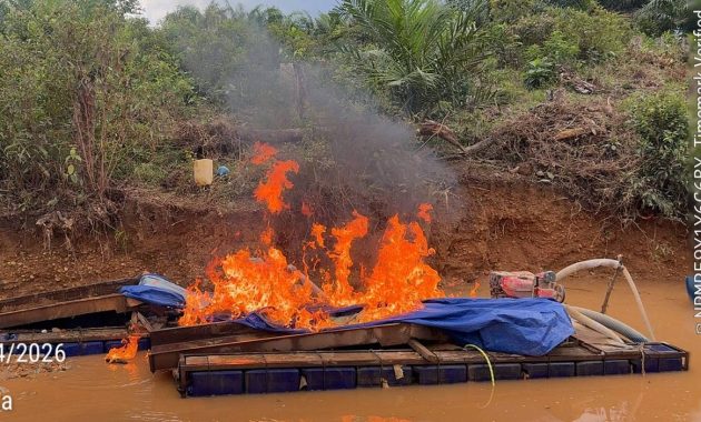 Mak Oi ! Menyalaa Bonar ! Polsek Benai Bakar Tiga Rakit PETI, Asok Mambubuang ke Udara