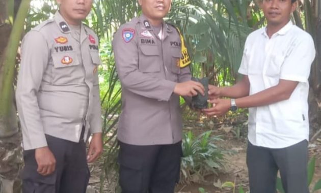 Green Policing di Lubuk Tarentang: Sinergi Polri dan Desa, Tebar Sembako Hingga Hijaukan Alam