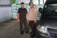 *Dukung Ketahanan Pangan, Bhabinkamtibmas Polsek Bukit Raya Dampingi Kelompok Tani Ambil Satu Ton Pupuk Futura Presisi*
