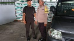 *Dukung Ketahanan Pangan, Bhabinkamtibmas Polsek Bukit Raya Dampingi Kelompok Tani Ambil Satu Ton Pupuk Futura Presisi*