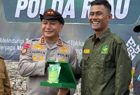 Hari Mangrove Sedunia, Yayasan Generasi Hijau Beri Penghargaan kepada Kapolda Riau