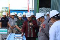 Perkuat Ketahanan Pangan, Kapolri dan Pangdam XIX Tuanku Tambusai Lepas Bantuan Pupuk untuk Petani Riau