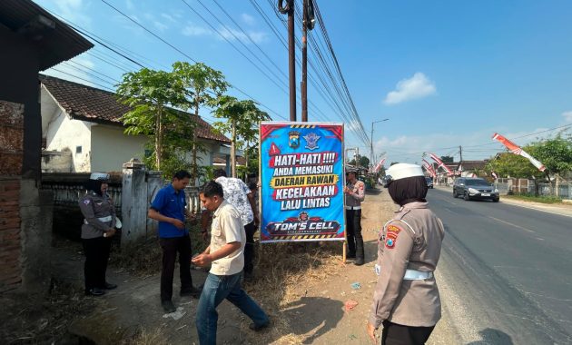 Polres Jember Masifkan Edukasi Berkendara Aman di Titik Rawan Kecelakaan