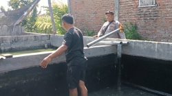 Pantau Budidaya Lele di Genengwaru, Bhabinkamtibmas Pastikan Pertumbuhan Ikan Berjalan Baik