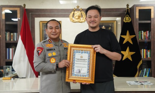 Kapolda Riau Beri Penghargaan Dua Yayasan, Apresiasi Kontribusi Bangun Jembatan Merah Putih Presisi