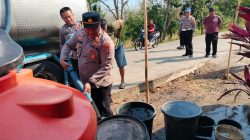 Polres Ponorogo Hadir Bawa Harapan Saat Kemarau Panjang, Salurkan 16 Ribu Liter Air Bersih untuk Warga Karangpatihan