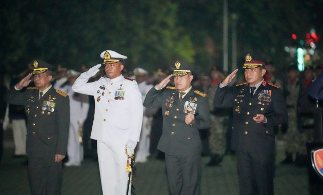 Momen Khidmat TNI-Polda Riau di Malam Renungan Suci Sambut Hari Kemerdekaan ke-81 RI