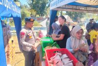 Pelayanan Makanan dan Evakuasi Korban Gempa oleh SAR Korbrimob Polri di Manggarai Timur