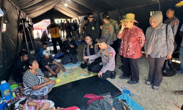 Polri Perkuat Penanganan Gempa NTT, Kapolri Tinjau Lokasi Terdampak dan Serahkan Bantuan