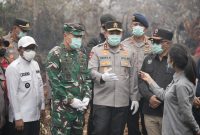 Kapolda Riau dan Pangdam Tuanku Tambusai Patroli Udara Karhutla, Turun Langsung Padamkan Api di Pelalawan