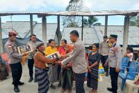 Polri Salurkan Bantuan Sosial untuk Warga Terdampak Gempa di Desa Kerirea