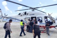 Polri Evakuasi Dua Warga Palue Lewat Jalur Udara, Lansia Korban Reruntuhan dan Ibu Hamil