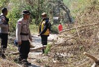 Personel Polri Buka Akses Jalan Terdampak Longsor Menuju Dusun Nitung di Palue