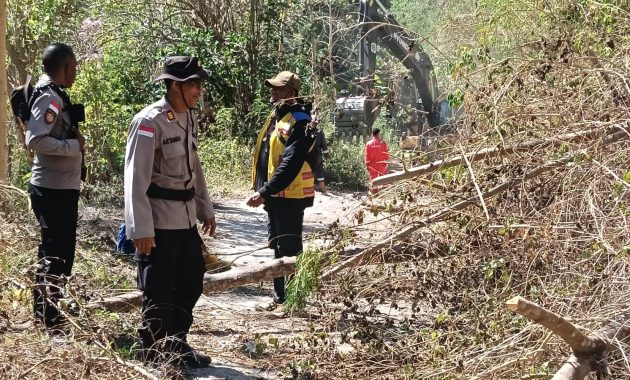Personel Polri Buka Akses Jalan Terdampak Longsor Menuju Dusun Nitung di Palue