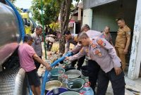 Polres Nganjuk Kerahkan Water Cannon dan Truk Tangki Pasok Puluhan Ribu Liter Air Bersih di Ngetos