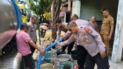 Polres Nganjuk Kerahkan Water Cannon dan Truk Tangki Pasok Puluhan Ribu Liter Air Bersih di Ngetos