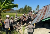 Kehadiran Brimob Ringankan Beban Warga, Rumah Terdampak Bencana Dibongkar