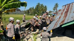 Kehadiran Brimob Ringankan Beban Warga, Rumah Terdampak Bencana Dibongkar