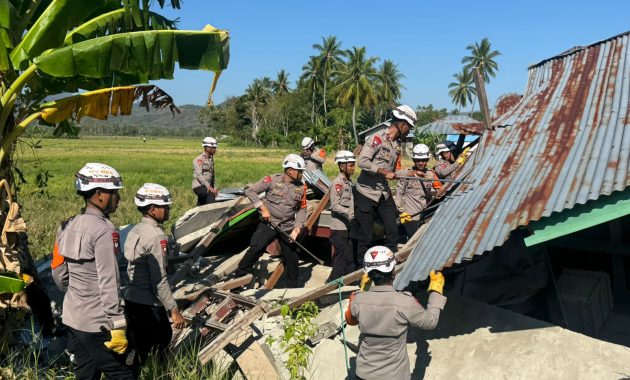 Kehadiran Brimob Ringankan Beban Warga, Rumah Terdampak Bencana Dibongkar