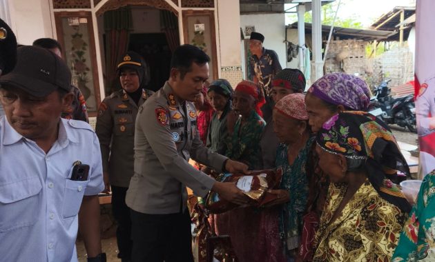 Kapolres Pasuruan Salurkan Bantuan Air Bersih dan Sembako untuk Warga Kedungrejo