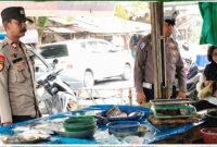 Polresta Pekanbaru Pastikan Ketersediaan dan Harga Sembako Aman, Polsek Lima Puluh Turun Langsung ke Pasar