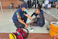 Polresta Bandara Soetta Beri Layanan Kesehatan dan Masker Gratis untuk Penumpang Pesawat yang Tertunda Akibat Erupsi Anak Krakatau