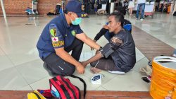 Polresta Bandara Soetta Beri Layanan Kesehatan dan Masker Gratis untuk Penumpang Pesawat yang Tertunda Akibat Erupsi Anak Krakatau
