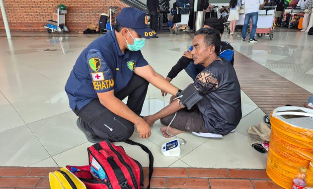 Polresta Bandara Soetta Beri Layanan Kesehatan dan Masker Gratis untuk Penumpang Pesawat yang Tertunda Akibat Erupsi Anak Krakatau