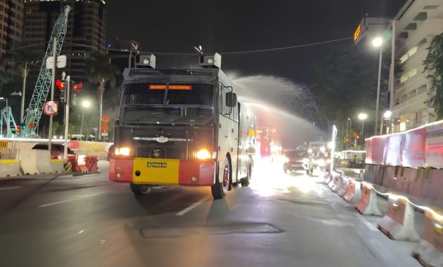 Brimob Polda Metro Jaya Semprot Jalan dan Bagikan Masker Antisipasi Abu Vulkanik Anak Krakatau