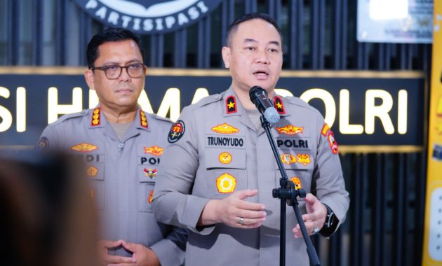 Polri Kerahkan Water Cannon dan Bagikan Masker, Layani Masyarakat Terdampak Material Erupsi Gunung Anak Krakatau