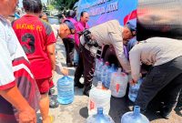 Brimob Polda Jatim Salurkan 37.000 Liter Air Bersih untuk Warga Terdampak Kemarau