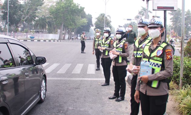 Peduli Dampak Kabut Asap, Polresta Pekanbaru Bagikan 1.300 Masker