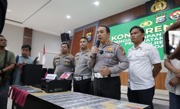 Sindikat SIM Palsu Dibongkar, Tiga Pejabat Polres Siak Diberikan Penghargaan