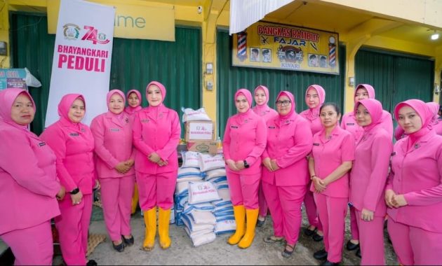 HKGB ke-74, Bhayangkari Sumbar Hadir Berikan Bantuan bagi Warga Terdampak Banjir Bandang