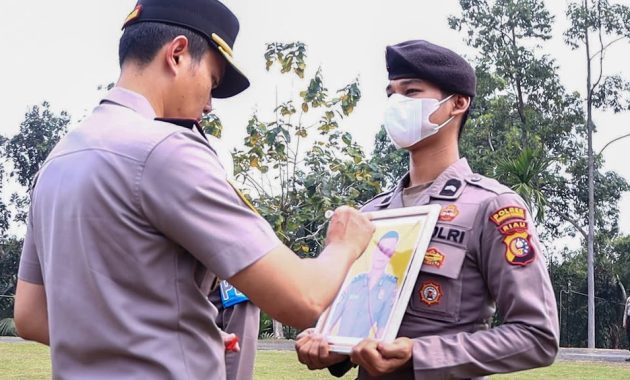 Foto Disilang Cermin Ketegasan: Bripda PA Resmi Dipecat dari Polres Kuansing  ​